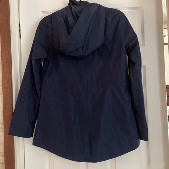 Fall into this navy blue wind and water-resistant jacket - Picture 5 of 6
